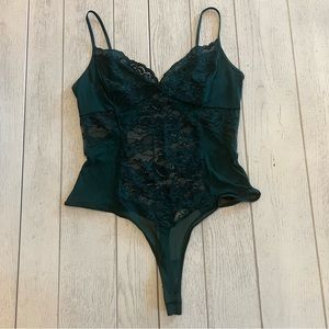 GUESS Ever Forest Green MILLA Lace Inset Bodysuit
Size XL
